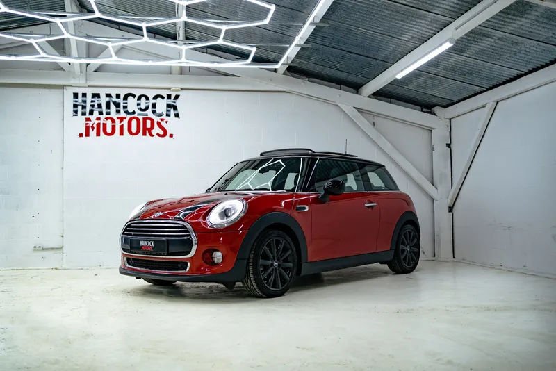 Mini Cooper Rouge — livré par Hancock Motors